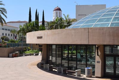 In die Bibliothek der SDSU können internationale Studierende sich zum Lernen zurückziehen. Bibliothek auf dem Campus der San Diego State University