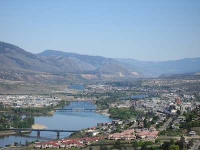 Der Thompson River fließt durch Kamloops und ist der Namensgeber unserer Partnerhochschule Blick auf die Stadt Kamloops