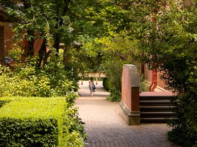 Der weitläufige Campus der University of Melbourne lädt zum Entspannen ein. Campus der University of Melbourne