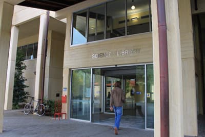 Die Science Library der UWA Eingang eines hellen Gebäudes mit Glastüren