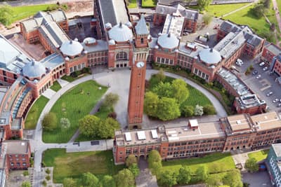 Die Uni in Birmingham ist renommiert im Astronomiebereich Vogelperspektive von halbkreisförmigem Gebäudekomplex