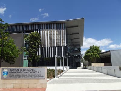 Ein sehr nachhaltig errichtetes Bauwerk: Das Sustainable Development Building Gebäude auf dem Campus der Bond University