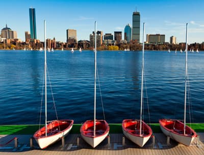 Einfach mal die Seele baumeln lassen: Der Campus der Boston University liegt direkt am Ufer des Charles River. Blick auf Boston (USA) vom Charles River