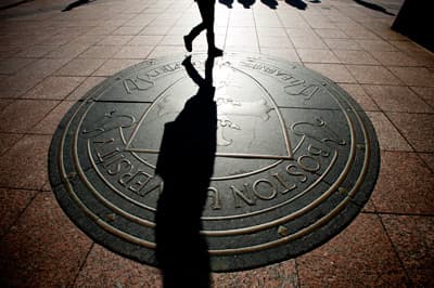 "Learning, Virtue, Piety" - das Motto der Boston University Siegel der Boston University auf dem Marsh Plaza in Boston (USA)