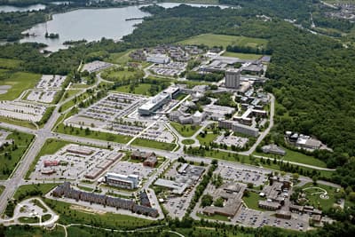 Nicht zu klein und nicht zu groß: das Universitätsgelände der Brock University Die Brock University (Kanada) aus der Vogelperspektive