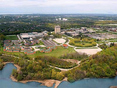 Der Campus der Brock University ist Ausgangspunkt für interessante Ausflüge. Der Campus der Brock University aus der Vogelperspektive