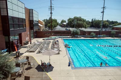 Ein Pool auf dem Campus bietet Gelegenheit, sich an heißen Tagen abzukühlen. Recreation Center der CSU Chico