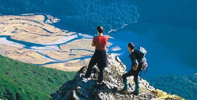 Nelson bietet super Aussichten mit und ohne Flugzeug! Studenten auf einer Klippe in Nelson
