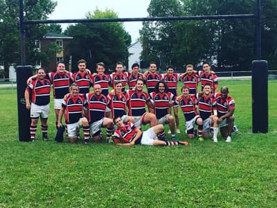 Voll integriert: Philipp (2. Reihe, zweiter von rechts) mit dem "Loyalist Rugby Club" in Fredericton Loyalist Rugby Club in Fredericton (Kanada)