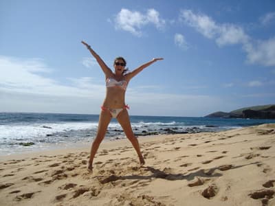 Friederike schwärmt noch heute von ihrem Auslandssemester an der HPU Studentin Friederike macht einen Luftsprung am Strand von Hawai'i