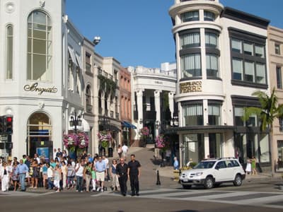 Im viertel der Reichen und Schönen gibt es einiges zu sehen. Straße in Beverly Hills, Los Angeles.