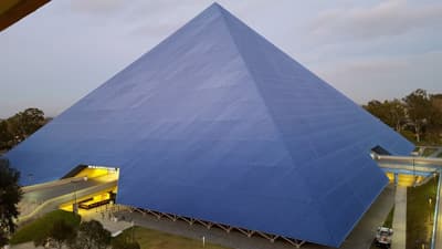 Eines von vielen herausragenden Gebäuden ist die Walter Pyramid Die Walter Pyramid, Sportkomplex der CSULB