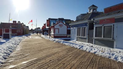 So ruhig ist es selten an der Waterfront in Halifax! Lokalitäten am Hafen von Halifax