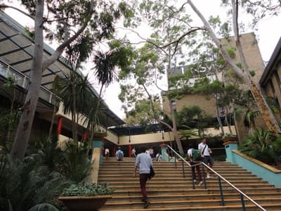 Internationale Studierende können sich am regen Campusleben an der UNSW erfreuen Treppe zum Gebäude der UNSW Australia