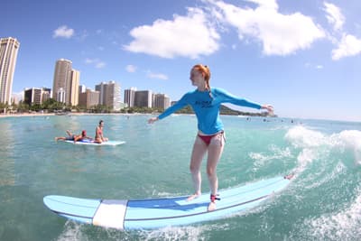 Traumhafte Bedingungen für Surfer während eines Studiums in Hawaii Surferin am Strand von Hawaii.