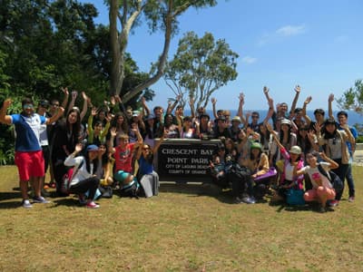 Die Studenten haben während der Summer Session an der UC Irvine eine tolle Zeit! Gruppe von Studenten in Laguna Beach