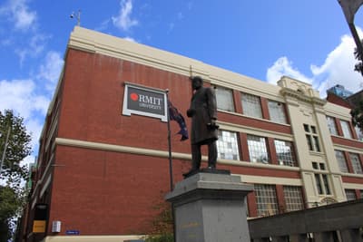 Francis Ormond Statue am Haupteingang der Universität Haupteingang der RMIT in Melbourne mit Ormond-Statue