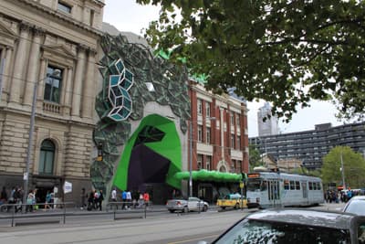 Die Gebäude auf dem Melbourne City Campus beeindrucken durch ihre außergewöhnliche Architektur RMIT-Gebäude auf dem City Campus