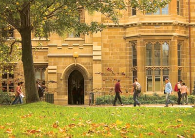 An der University of Melbourne wird großen Wert auf Forschung gelegt. Ehrwürdiger Campus der Uni Melbourne