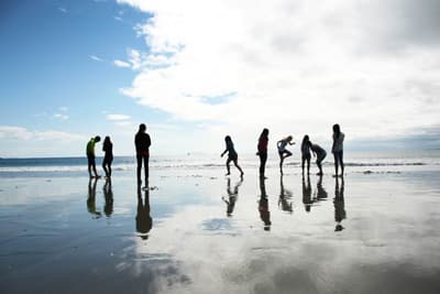 Surfen oder Segeln - das ist die Frage an den traumhaften Stränden Neuseelands Strand in der Nähe von Auckland