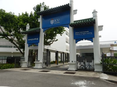 Für Asien typische Architektur an der JCU Singapore Campus der JCU Singapore