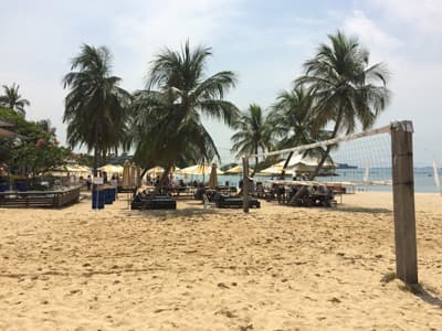 Der Inselstaat Singapur bietet ein riesiges Freizeit- und Erholungsangebot. Beachvolleyball-Feld an einem Strand in Singapur