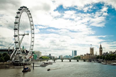 Symbole des traditionellen und modernen London: das Parlamentsgebäude und das Riesenrand London Eye Themse, London Eye und Parlament mit Big Ben in London
