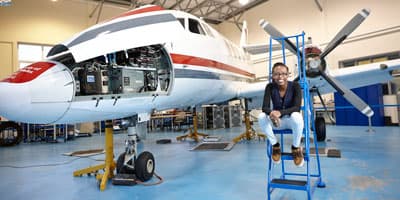 Ein Traum für Tüftler: Das Aerospace Center der USW in Cardiff. Studentin der Luft- und Raumfahrt im Aerospace Centre der USW