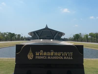 Im fünfstöckigen, modernen Auditorium der University of Mahidol finden bis zu 2000 Studenten Platz. Technology and Innovation Centre & Main Auditorium