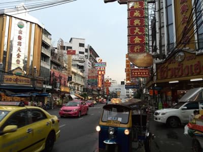 Ob direkt vom Straßenstand oder in den Food-Courts in den Big Malls: Thailand bietet eine einzigartige Bandbreite an Speisen. Bangkok downtown