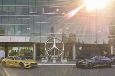 Ein Job im Silicon Valley - der Traum vieler MINT-Studenten Gebäude und Autos von Mecerdes Benz in Sunnyvale