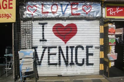 Venice Beach gehört zu den bekanntesten Stränden im Großraum LA Graffiti I love Venice