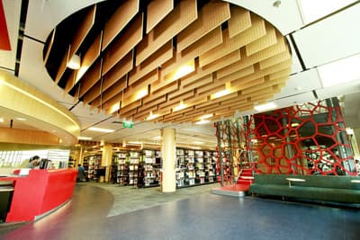 Moderne Architektur: Die Bibliothek auf dem Saigon South Campus in Ho Chi Minh Stadt Bibliothek auf dem Saigon South Campus der RMIT University Vietnam