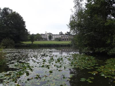 Grünflächen und ein See laden auf dem Campus zum Verweilen ein Campus der University of Roehampton