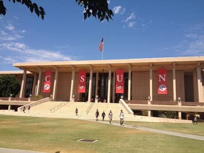 Die reale Oviatt Library an der CSUN ist gleichzeitig der fiktive Ausbildungsort für „Star Fleet“-Kadetten. Oviatt Library an der CSUN