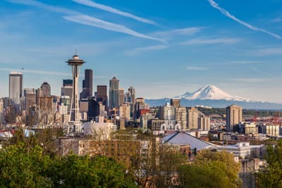 Die Skyline von Seattle mit der berühmten Space Needle, im Hintergrund der Mount Rainier Skyline von Seattle