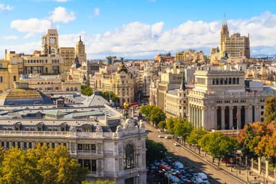 War schon immer ein Paradies für Shopaholics: Die Gran Via in Madrid Blick auf die Gran Via in Madrid