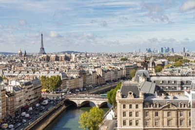 Paris steht vor allem für Luxus und Eleganz Blick auf Paris mit Eiffelturm