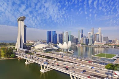 Wie andere wirtschaftlich bedeutsame Metropolen, hat auch Singapur eine eindrucksvolle Skyline. Skyline von Singapur und Marina Bay