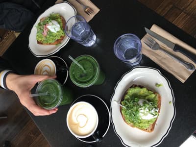 Grüne Smoothies und Avocado-Sandwiches in Kalifornien.
