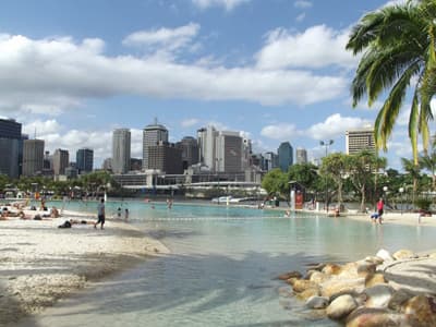 Eine Strandoase mitten in der Stadt: der Streets Beach in Brisbane Streets Beach in Brisbane (Australien)