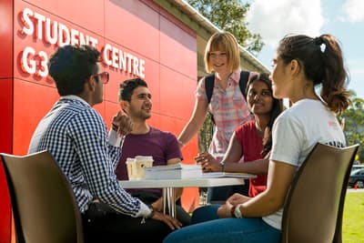 In guter Gesellschaft: eine Gruppe Studenten vor dem G33 Student Centre Studentengruppe vor dem Student Centre der Griffith University - Gold Coast (Australien)