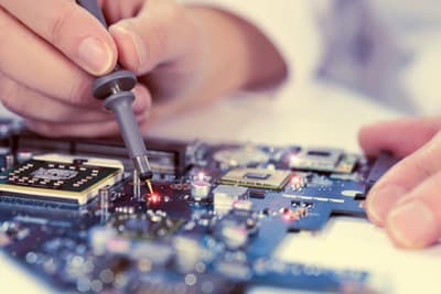 An der Schnittstelle von Elektrotechnik und Informatik: ein Studium der Technischen Informatik Reparatur eines Motherboards