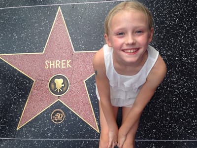 Die 10-jährige Tochter von Studentin Tanja auf dem Walk of Fame Tochter von College-Contact-Kundin Tanja