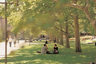 Auf dem Campus der renommierten University of Melbourne Campus der University of Melbourne