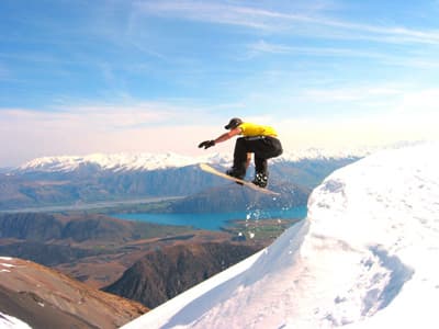 Ein Auslandsstudium in Neuseeland bietet alle erdenklichen Sport- und Freizeitmöglichkeiten. Snowboarder in Neuseeland.