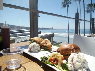 Auch kulinarisch hat die kalifornische Küste einiges zu bieten. Essen im Strandlokal.