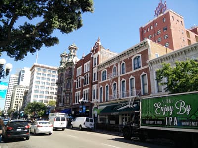 Moderne trifft Tradition: Das malerische Stadtbild von Santa Barbara. Stadtbild Santa Barbara