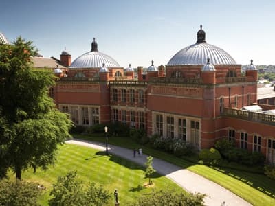 Gerade in Großbritannien wird viel Wert auf die internationale Ausrichtung der Studiengänge gelegt. Der moderne Campus der University of Birmingham.