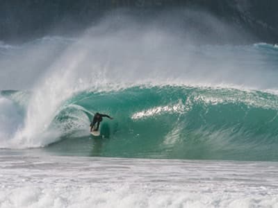 Aufgrund der kühleren Wassertemperatur ist die Anzahl der Surfer überschaubar, sodass euch selten ein anderer Surfer eine gute Welle wegschnappt. Surfer in einer Tube.